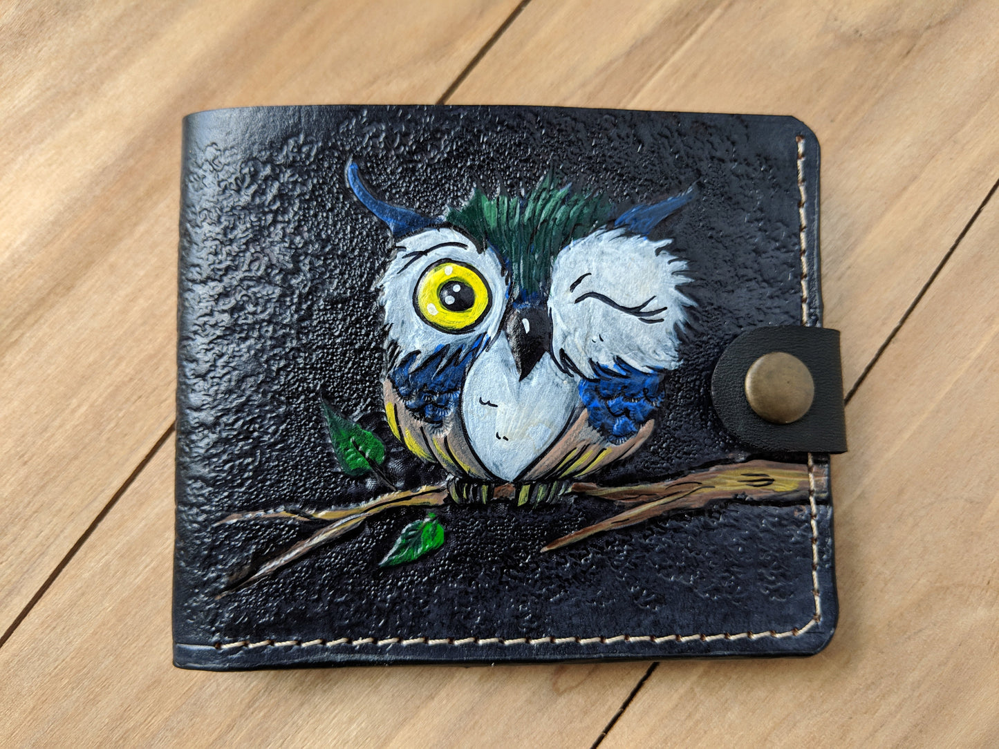 Discover the Cartoon Chouette Christmas Owl Embossed Leather Wallet! This cute wallet features an adorable owl design and is perfect for everyday use or gifting!