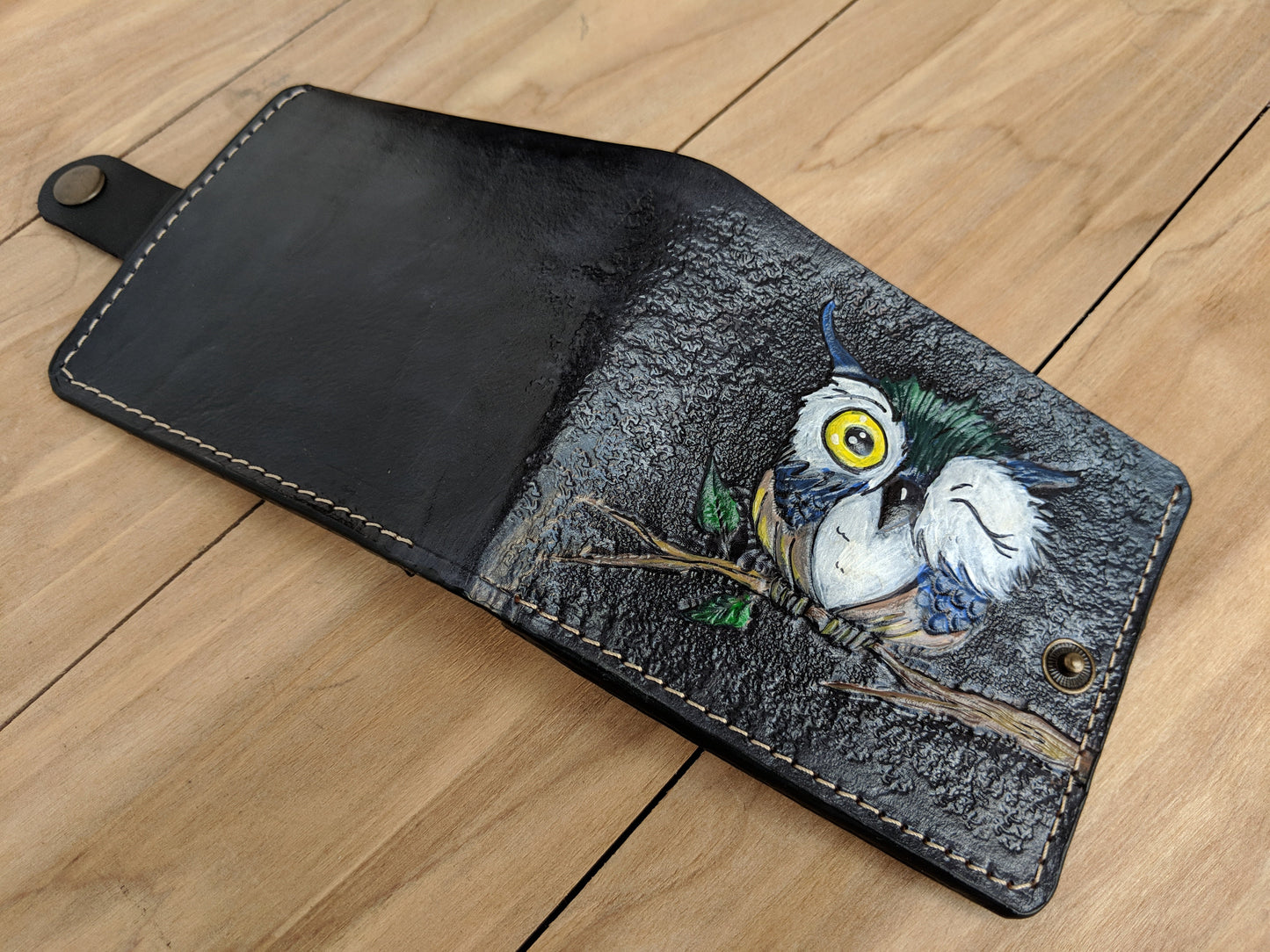 Discover the Cartoon Chouette Christmas Owl Embossed Leather Wallet! This cute wallet features an adorable owl design and is perfect for everyday use or gifting!
