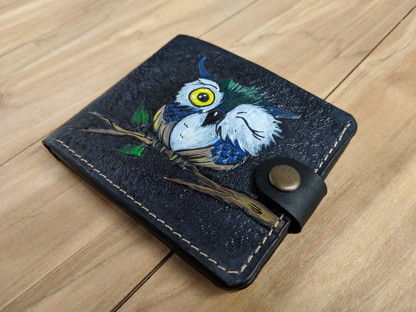 Discover the Cartoon Chouette Christmas Owl Embossed Leather Wallet! This cute wallet features an adorable owl design and is perfect for everyday use or gifting!