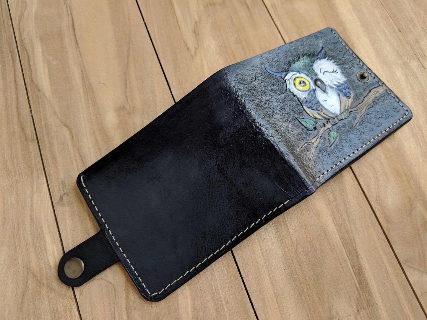 Discover the Cartoon Chouette Christmas Owl Embossed Leather Wallet! This cute wallet features an adorable owl design and is perfect for everyday use or gifting!