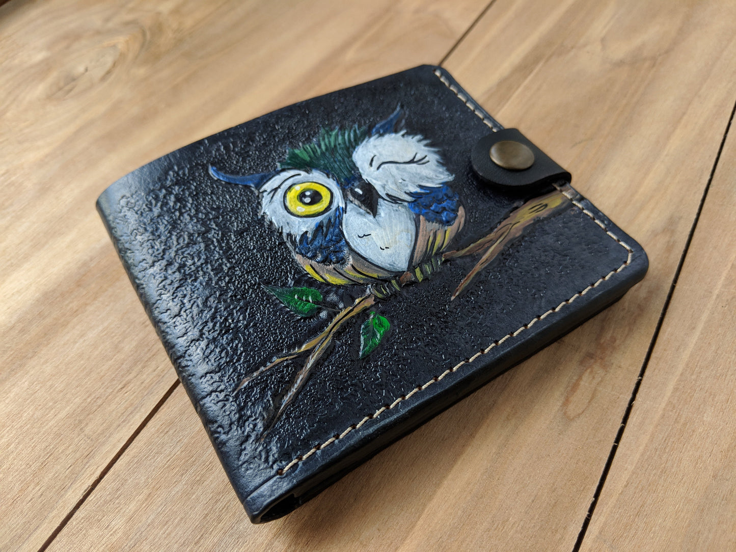 Discover the Cartoon Chouette Christmas Owl Embossed Leather Wallet! This cute wallet features an adorable owl design and is perfect for everyday use or gifting!