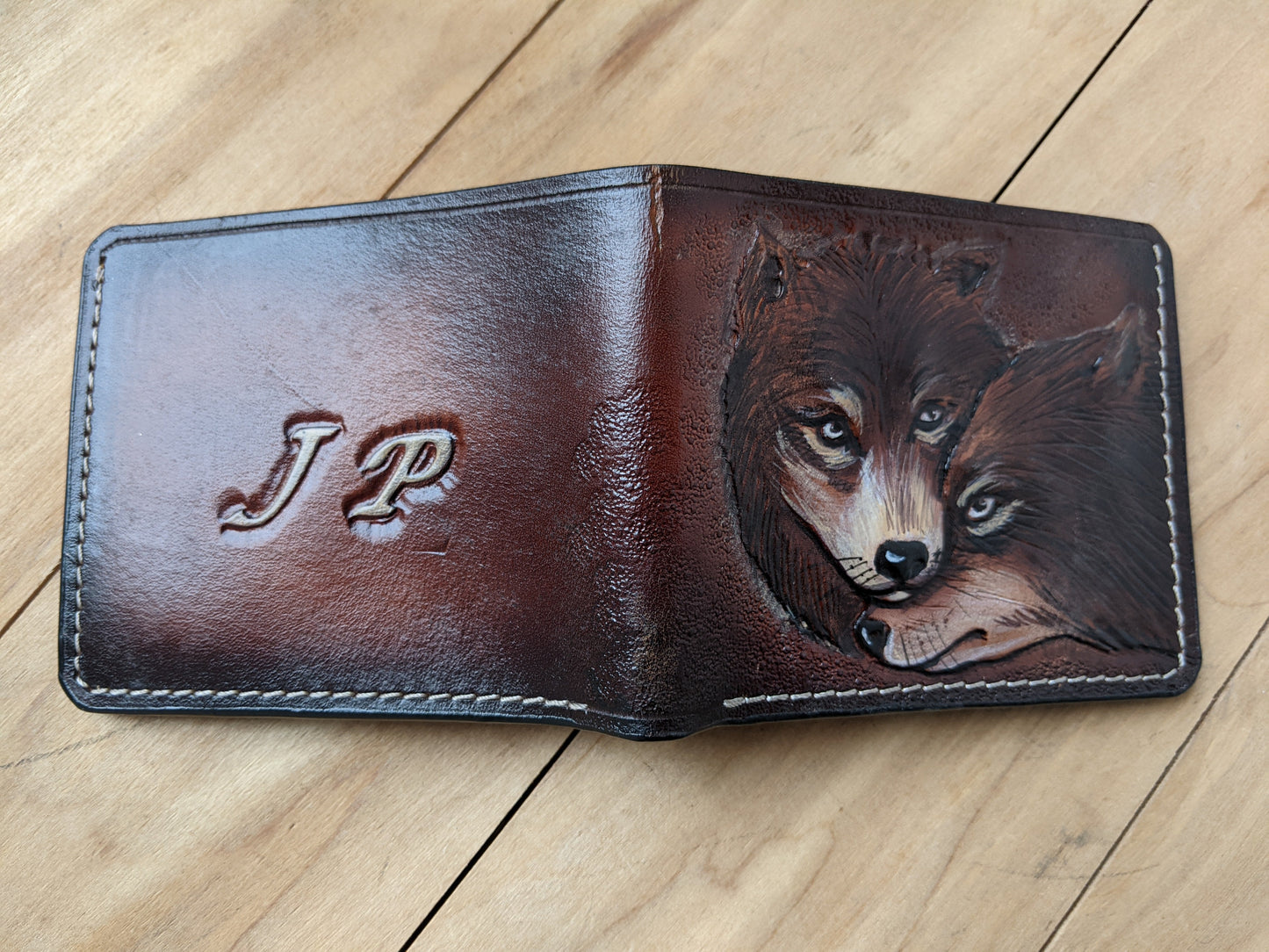 M1A32, Gray Wolf Couple Embossed Bifold Leather Wallet
