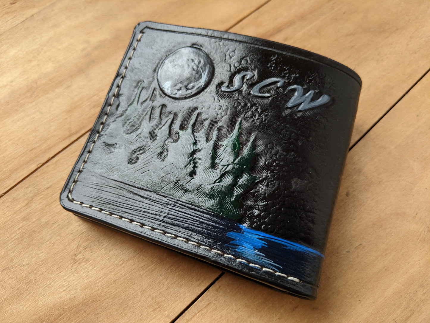 M1A18, Gray Wolf Wildlife & Moonlight Bifold Leather Wallet
