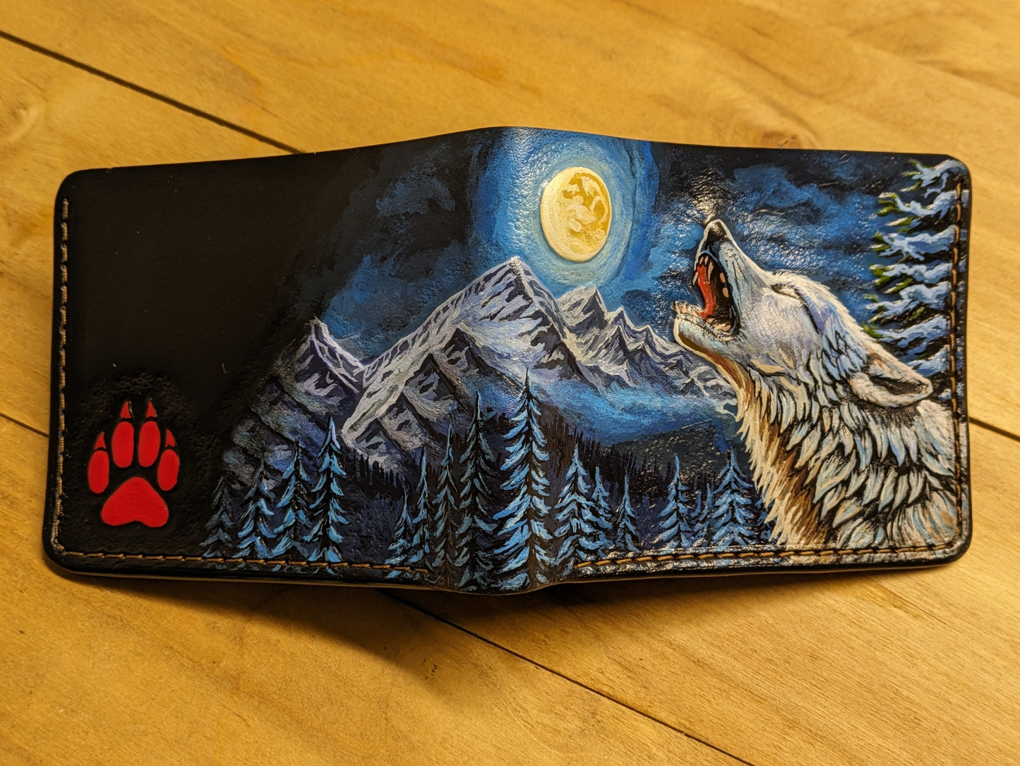 M1A40, Gray Wolf Howling at the Moonlight Leather Wallet