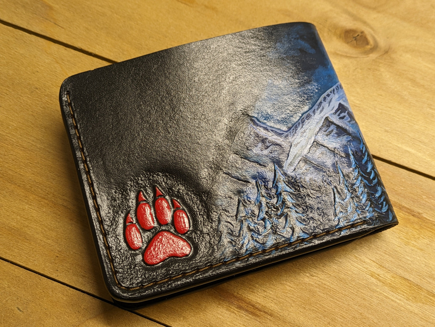 M1A40, Gray Wolf Howling at the Moonlight Leather Wallet