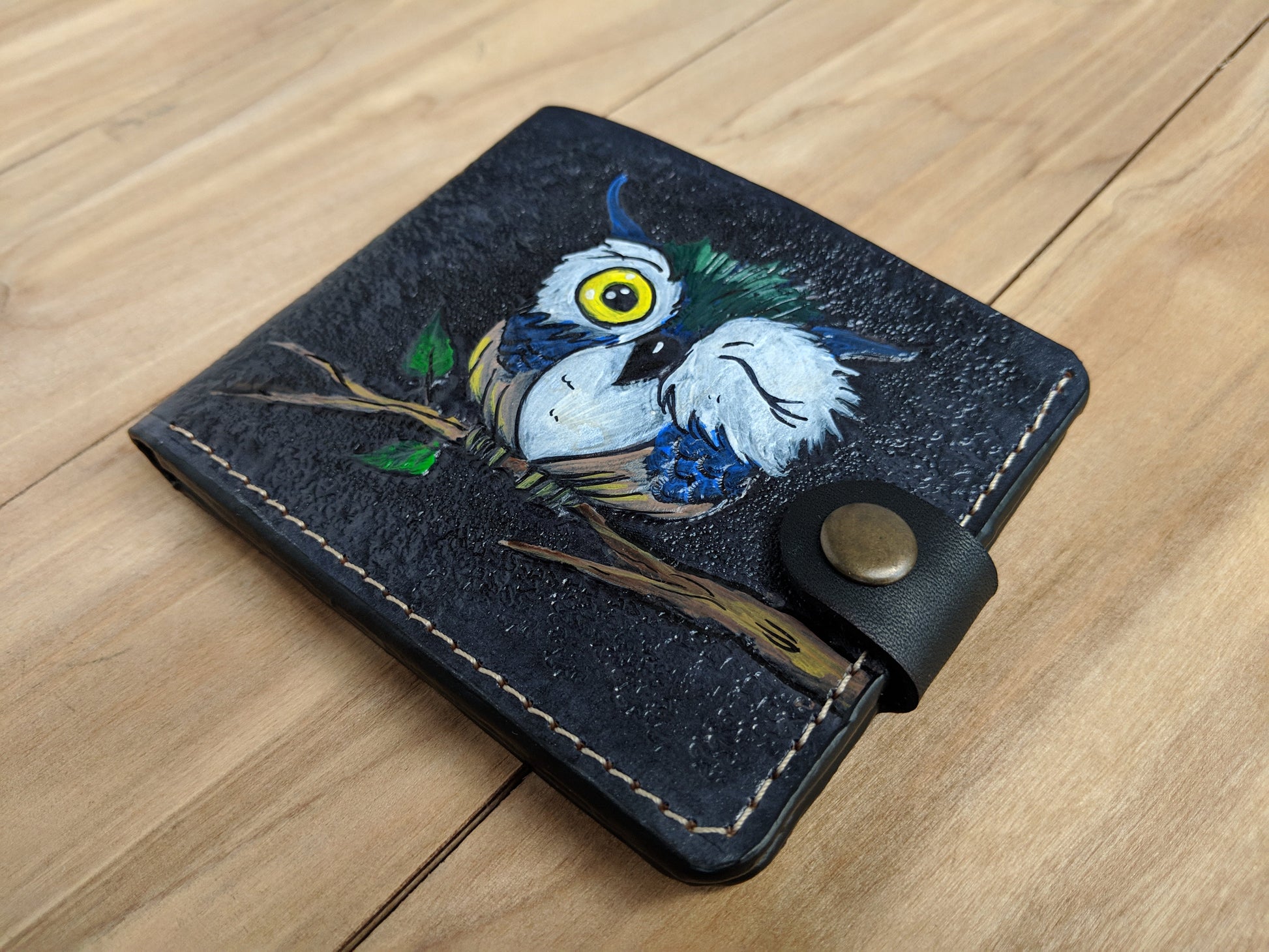 Discover the Cartoon Chouette Christmas Owl Embossed Leather Wallet! This cute wallet features an adorable owl design and is perfect for everyday use or gifting!