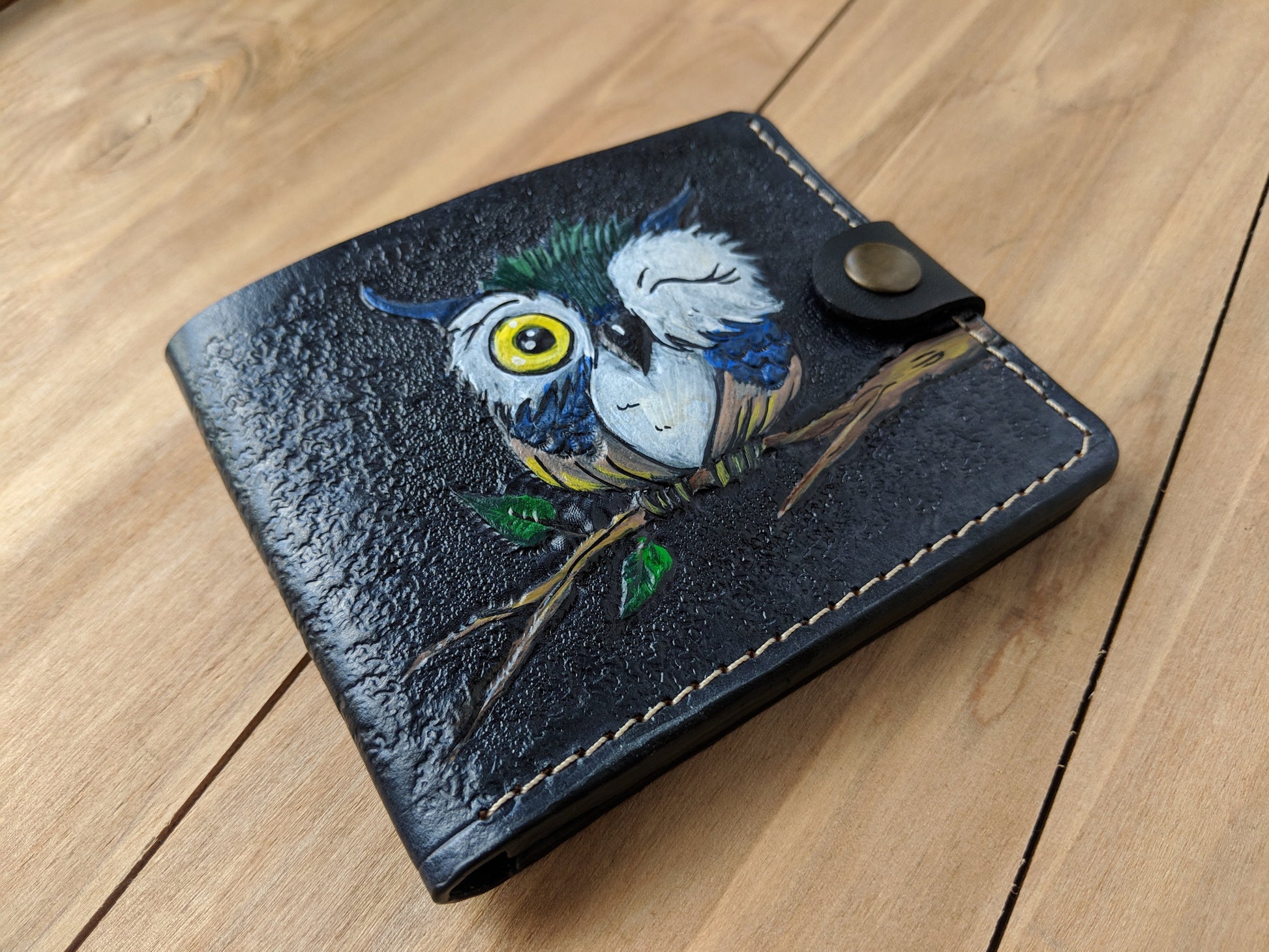 Discover the Cartoon Chouette Christmas Owl Embossed Leather Wallet! This cute wallet features an adorable owl design and is perfect for everyday use or gifting!